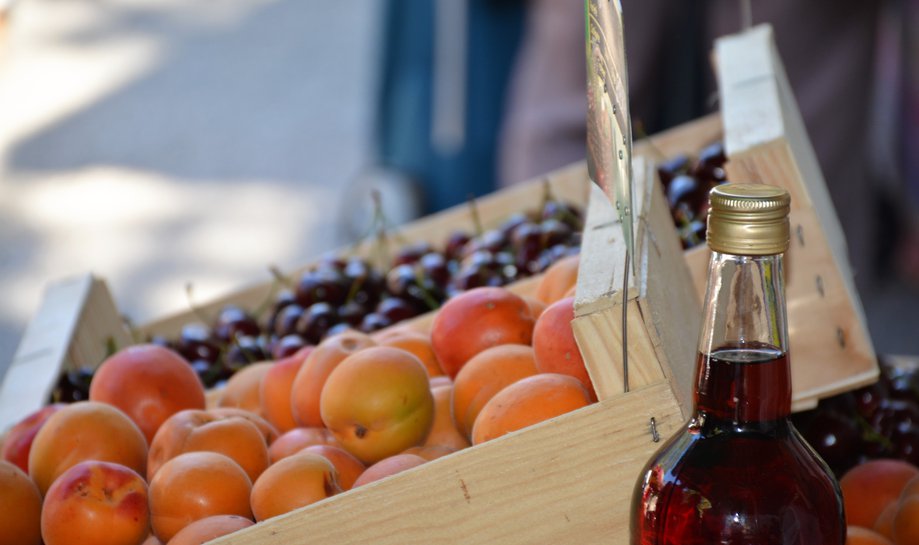 Caisses de fruits du marché de Désaignes en Ardèche.