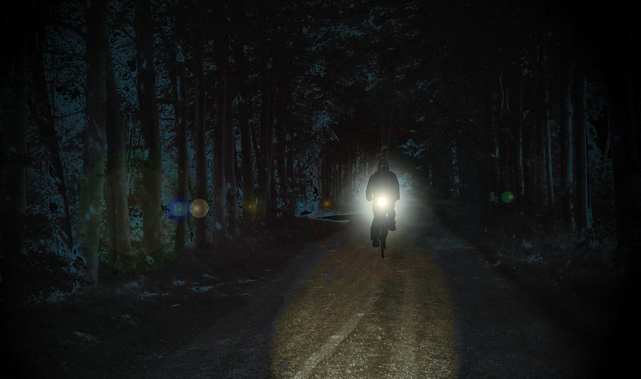 cycliste dans la nuit 