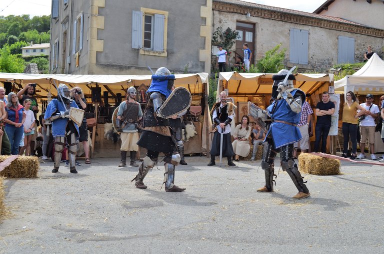 Duel à l'épée lors de la médiévale de Désaignes