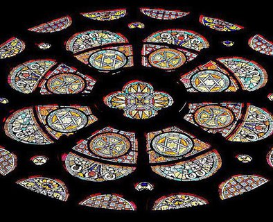 de gebrandschilderde ramen van de Sint-Michielskerk