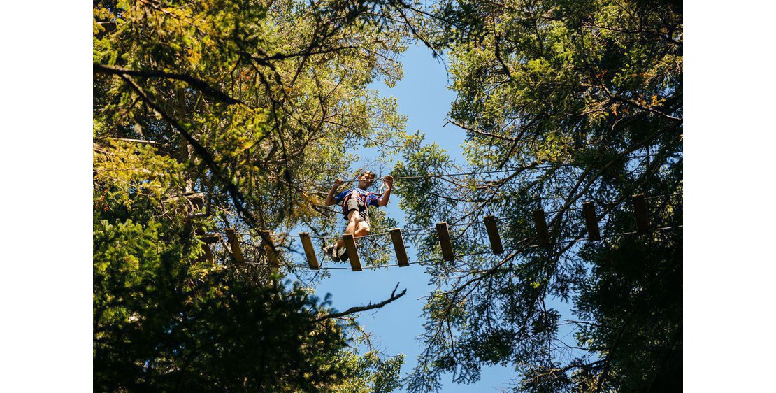 Foto Grimper dans les arbres au Parcours Aventure de l'Écureuil