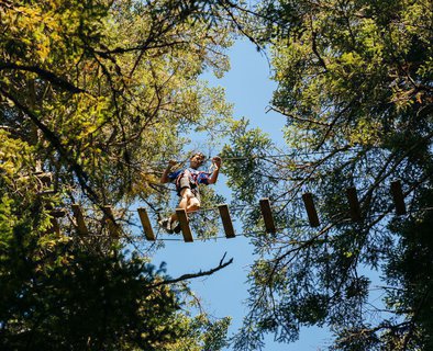 Grimper dans les arbres au Parcours Aventure de l'Écureuil