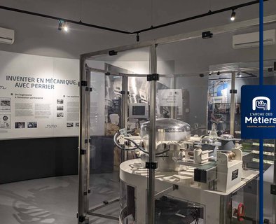 Visite guidée de l'exposition "Doigts d'or et savantes machines en Ardèche"