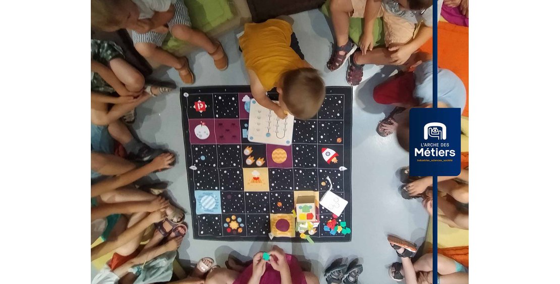 Photo Cubetto : Le petit robot dans l'espace